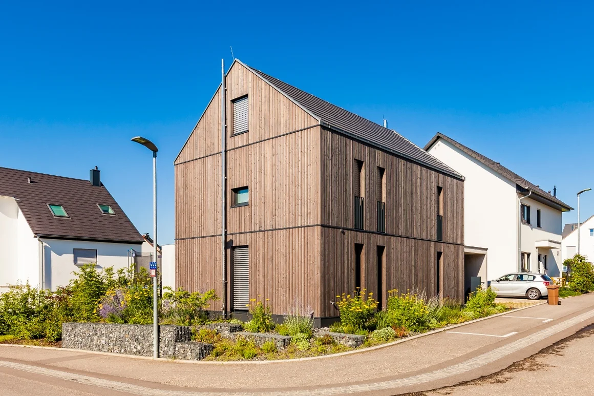 Modernes, schmales Haus mit Holzfassade